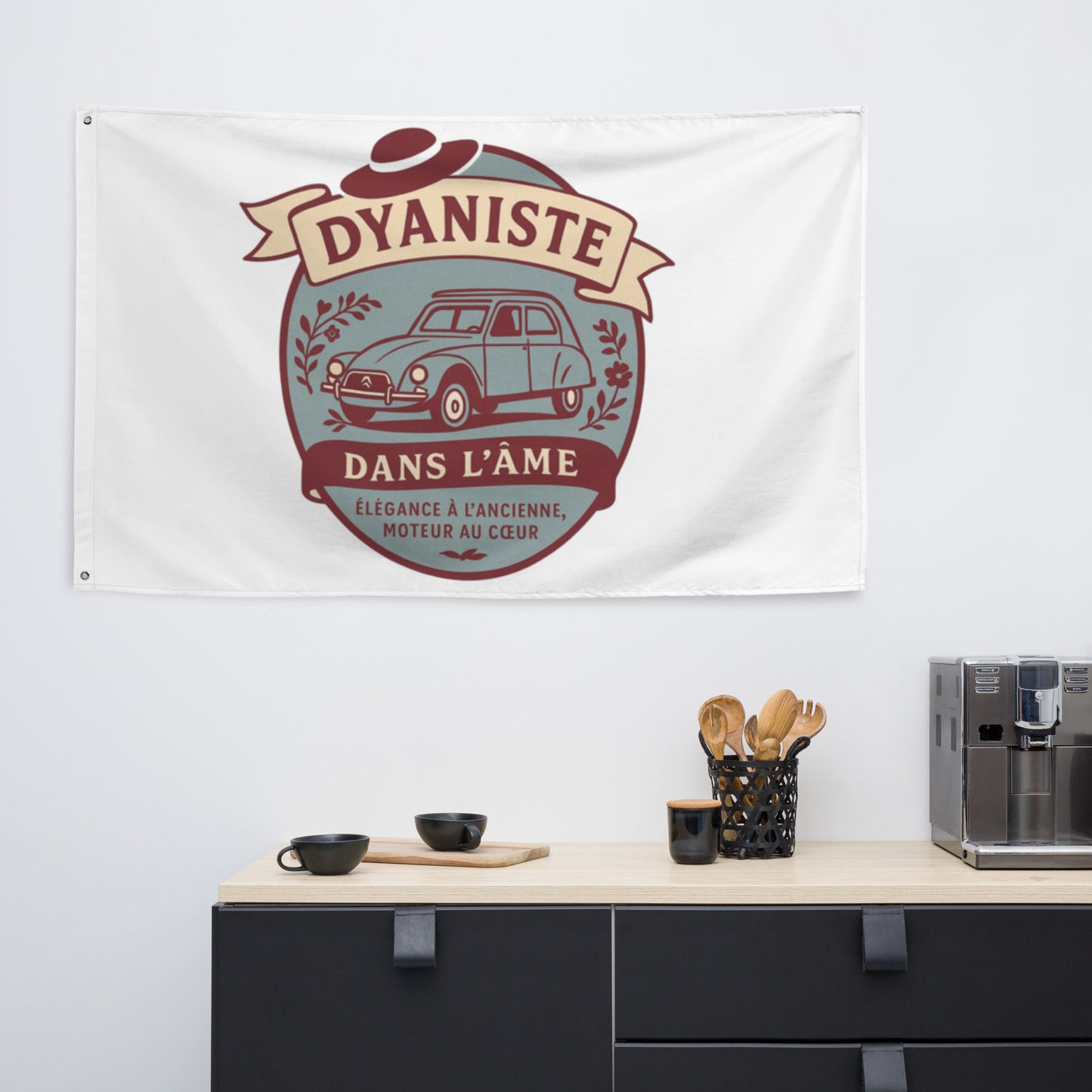Vlag “Dyaniste dans l’âme” – Elegantie op wielen, nostalgie in stijl