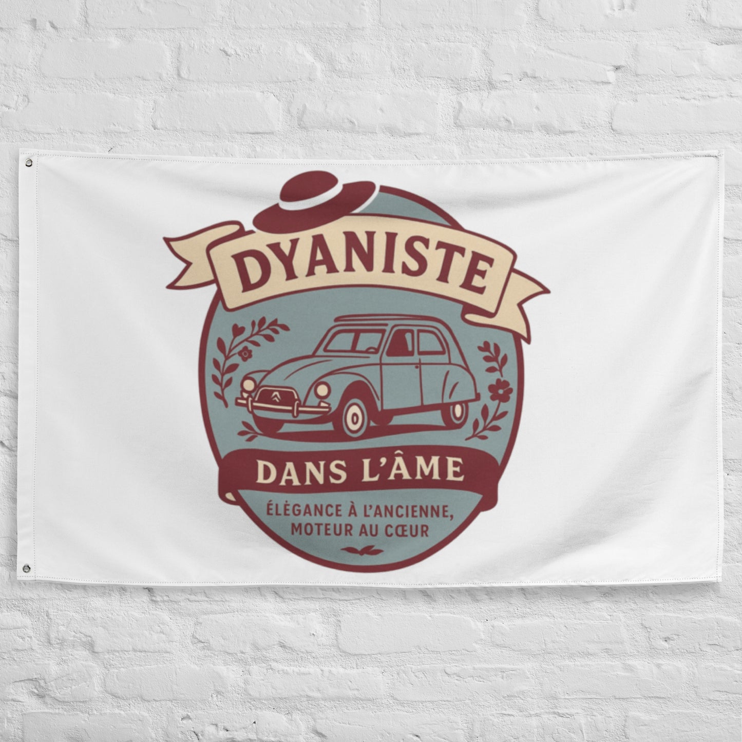 Vlag “Dyaniste dans l’âme” – Elegantie op wielen, nostalgie in stijl