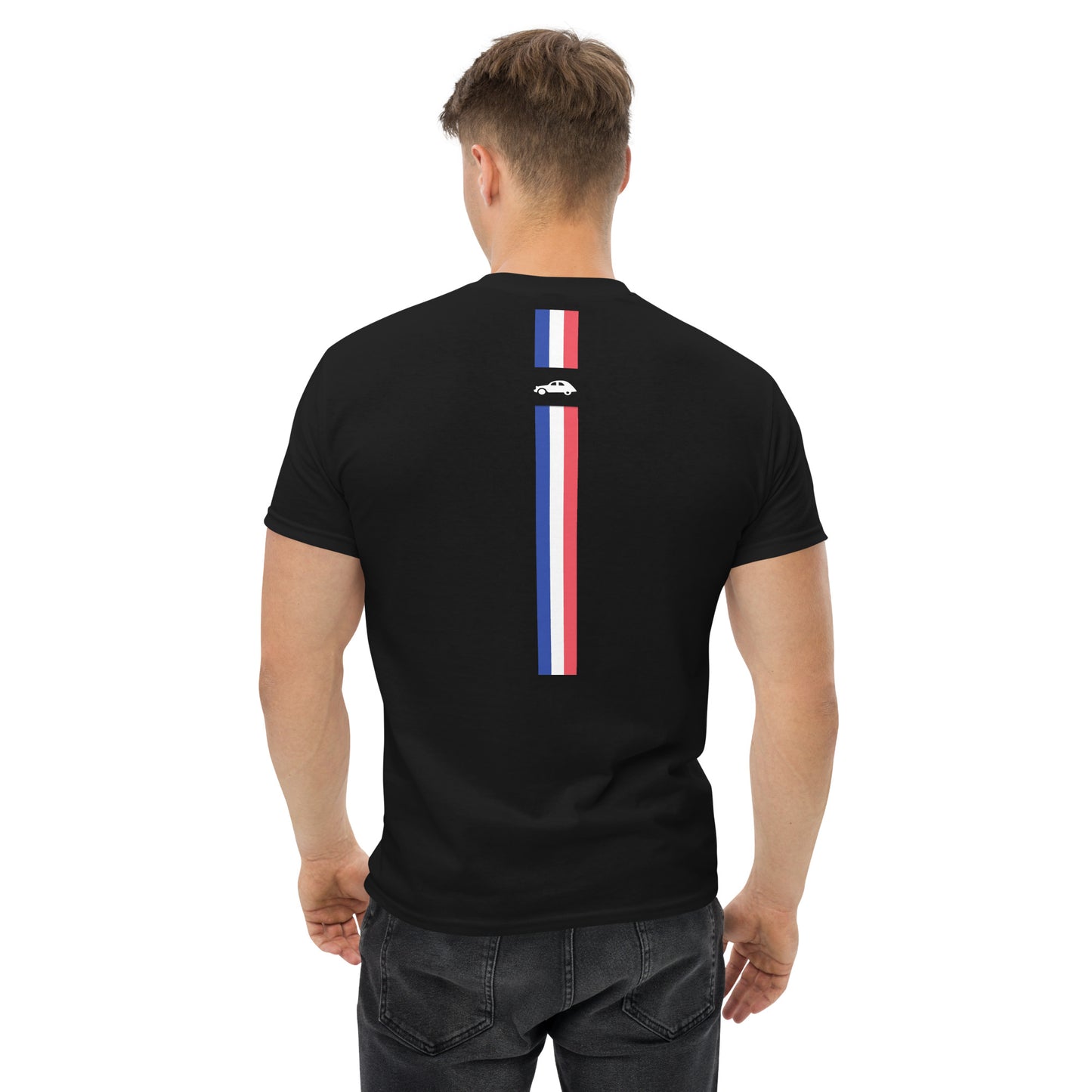 Ceci n'est pas une Voiture ... c'est un art de Vivre met op de ACHTERZIJDE een Franse vlag T-shirt verkrijgbaar in Zwart, Navy of Naturel