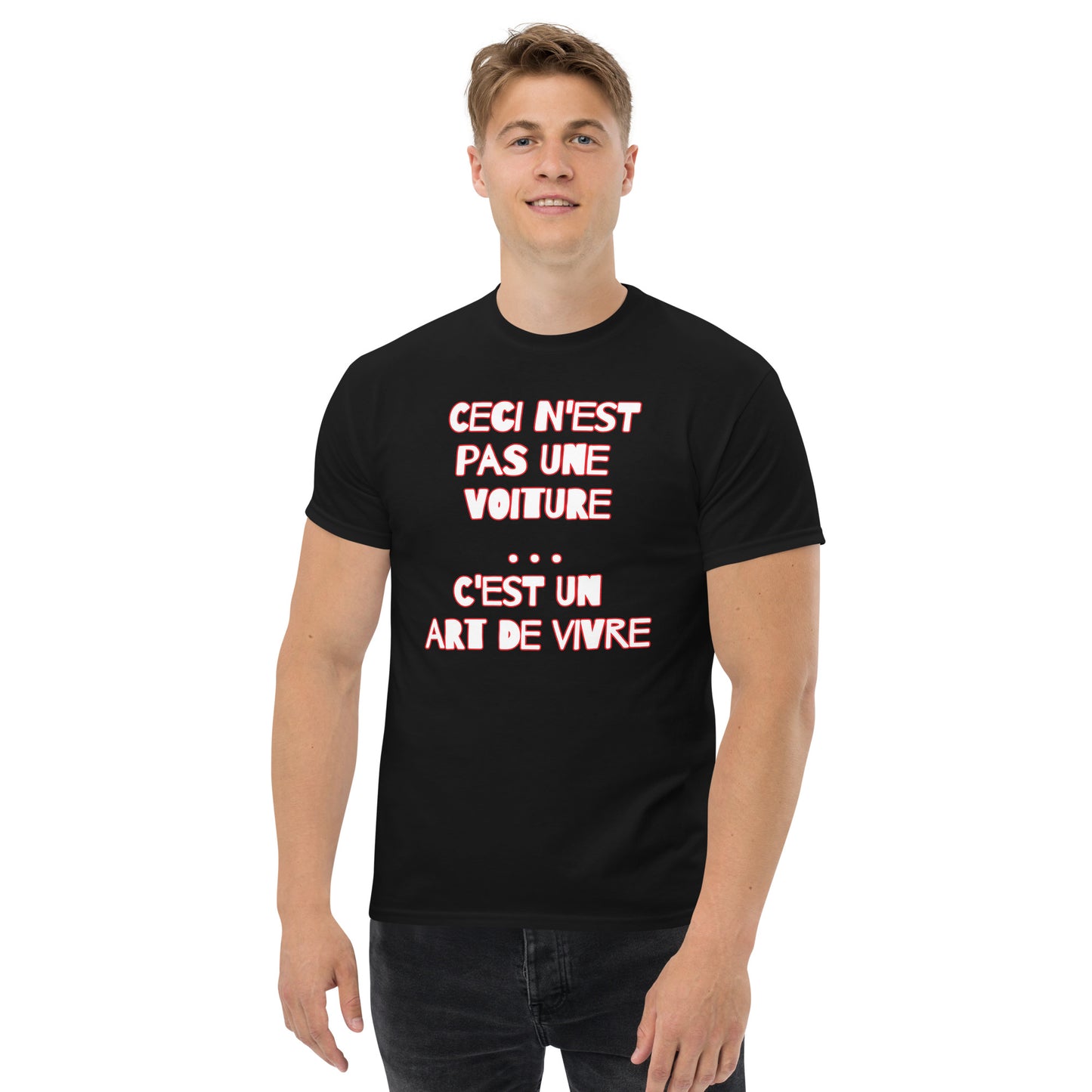 Ceci n'est pas une Voiture ... c'est un art de Vivre met op de ACHTERZIJDE een Franse vlag T-shirt verkrijgbaar in Zwart, Navy of Naturel