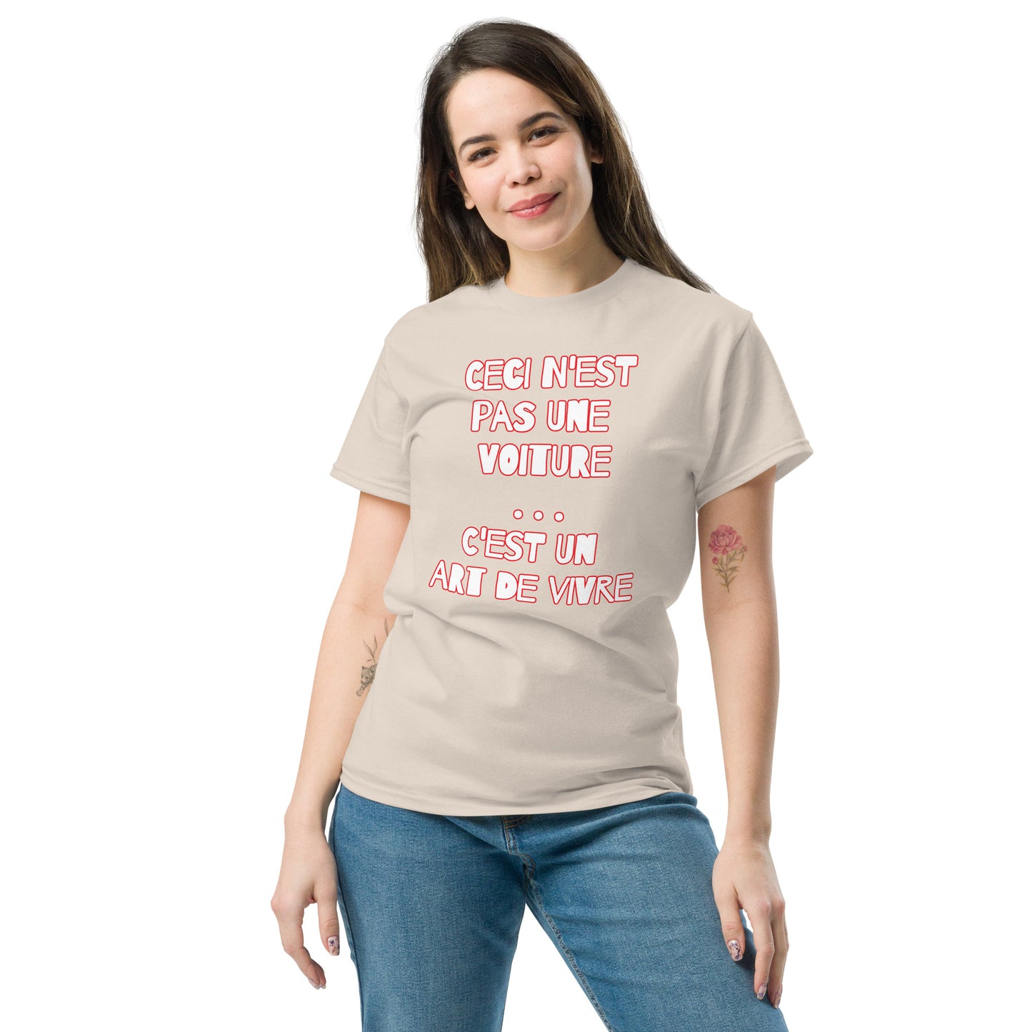 Ceci n'est pas une Voiture ... c'est un art de Vivre met op de ACHTERZIJDE een Franse vlag T-shirt verkrijgbaar in Zwart, Navy of Naturel