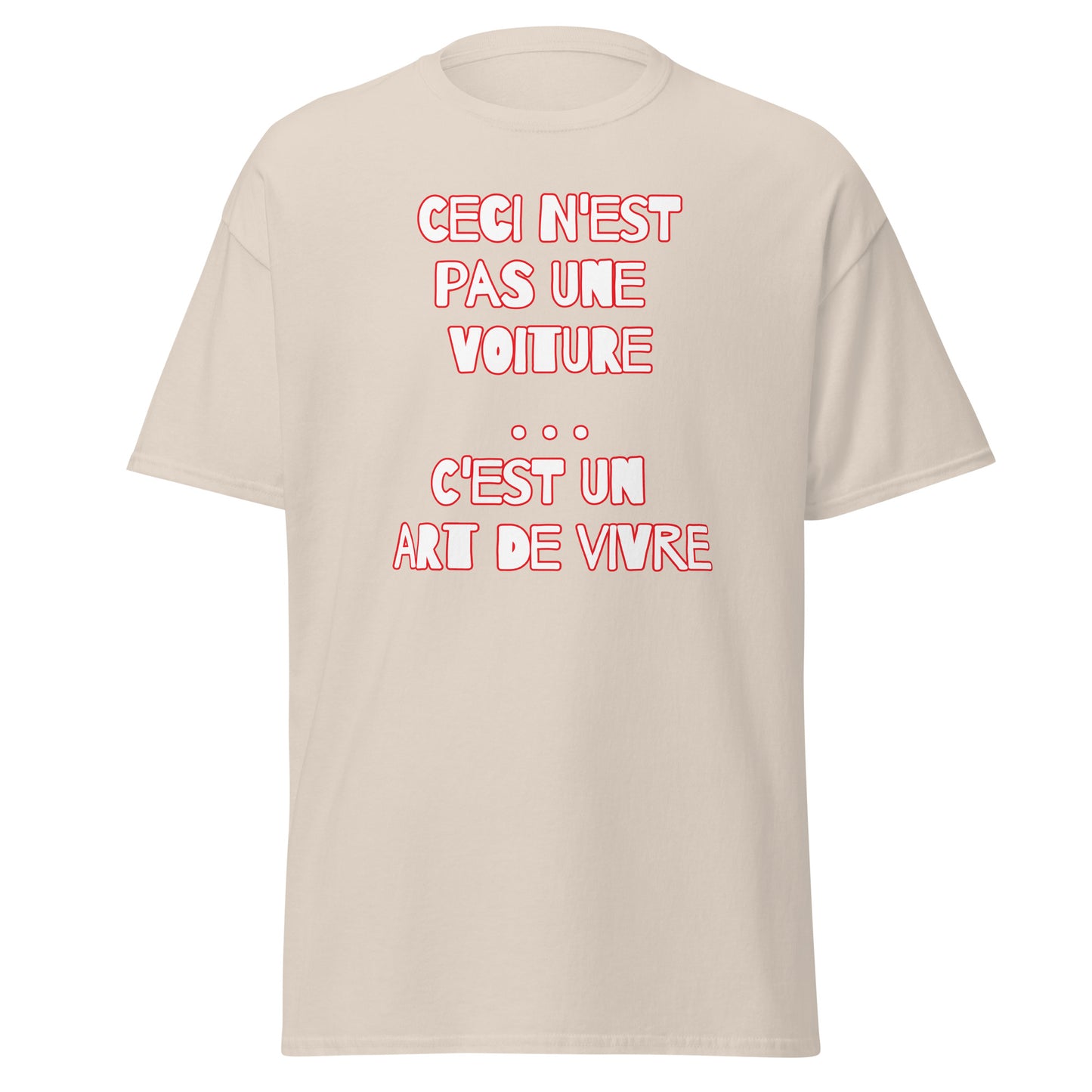 Ceci n'est pas une Voiture ... c'est un art de Vivre met op de ACHTERZIJDE een Franse vlag T-shirt verkrijgbaar in Zwart, Navy of Naturel