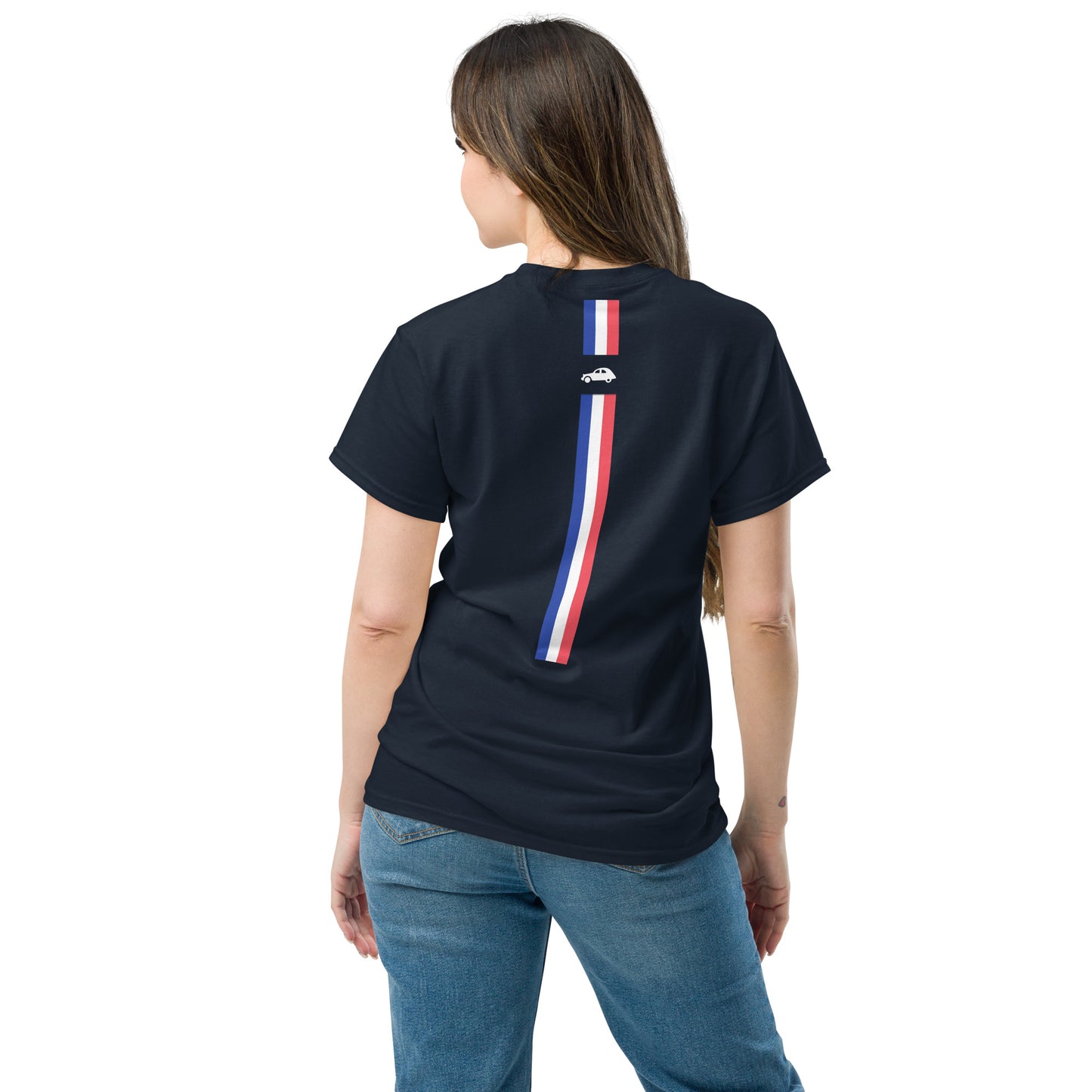 Ceci n'est pas une Voiture ... c'est un art de Vivre met op de ACHTERZIJDE een Franse vlag T-shirt verkrijgbaar in Zwart, Navy of Naturel