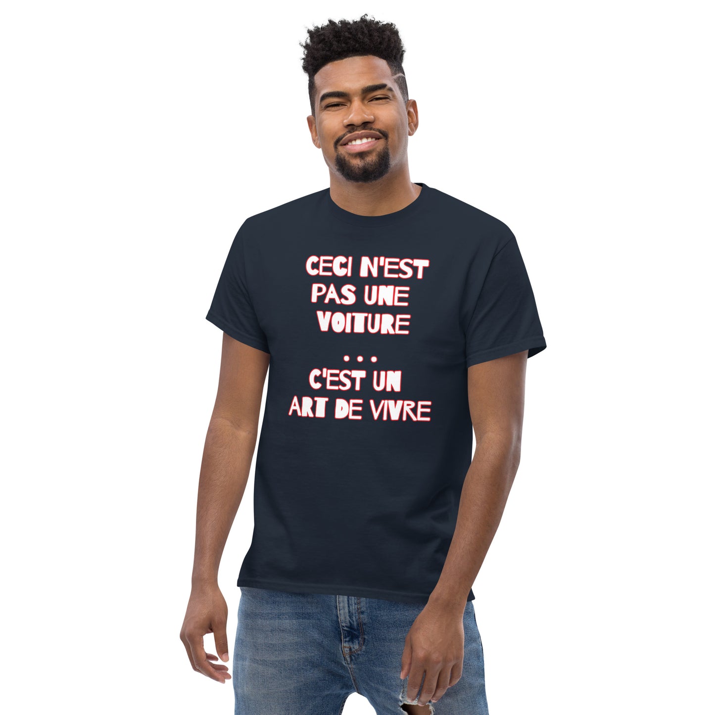 Ceci n'est pas une Voiture ... c'est un art de Vivre met op de ACHTERZIJDE een Franse vlag T-shirt verkrijgbaar in Zwart, Navy of Naturel