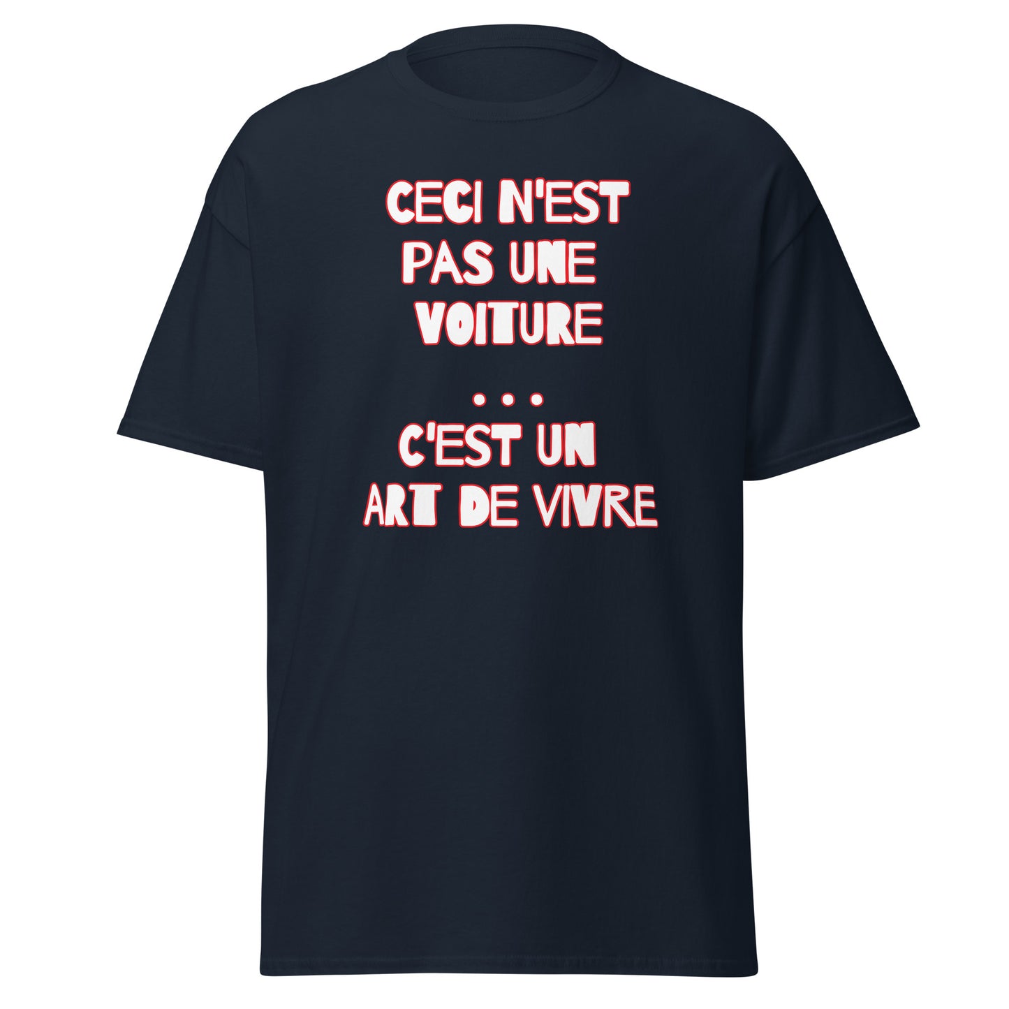 Ceci n'est pas une Voiture ... c'est un art de Vivre met op de ACHTERZIJDE een Franse vlag T-shirt verkrijgbaar in Zwart, Navy of Naturel