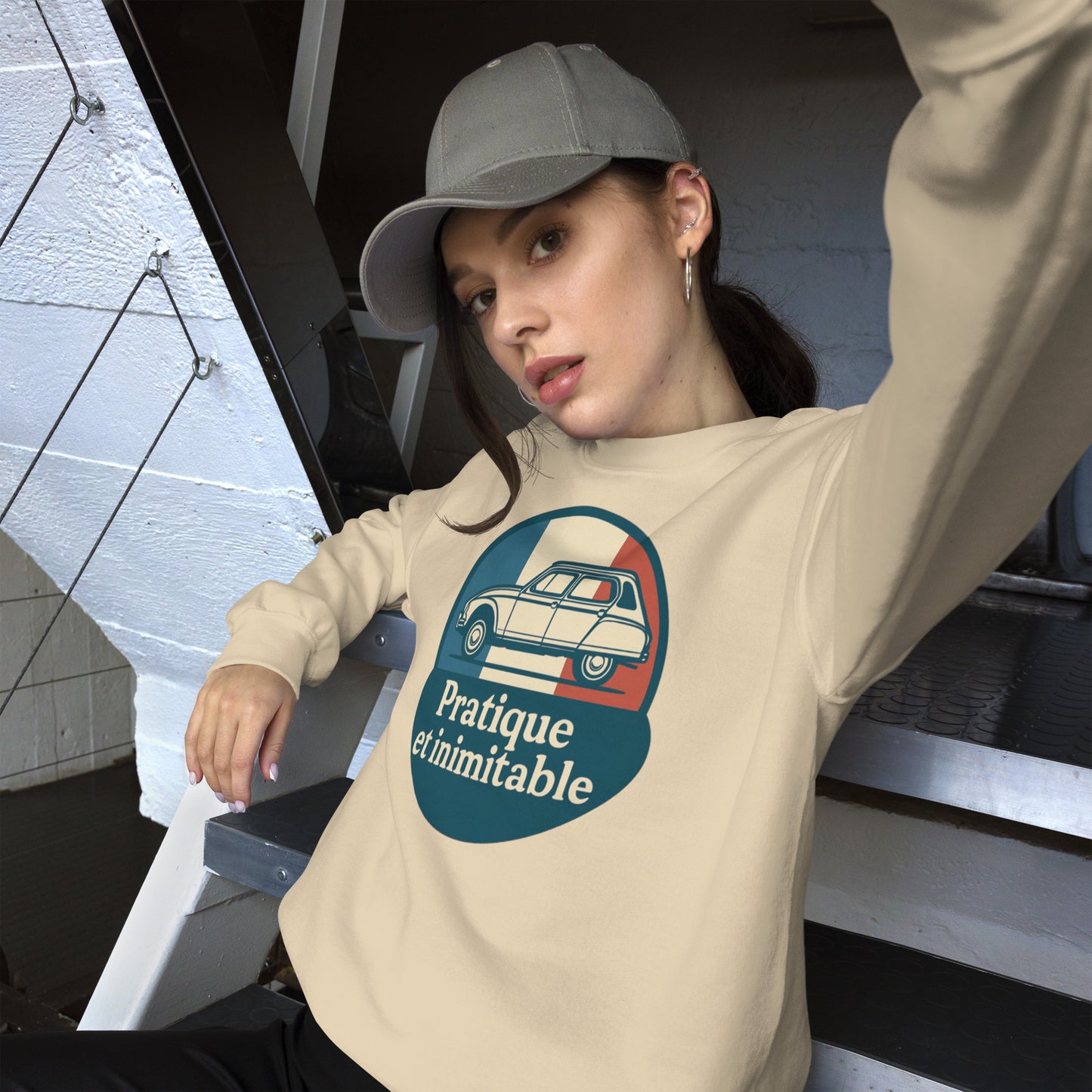 🧵 Sweatshirt “Pratique et Inimitable” – Warmte met Franse Flair