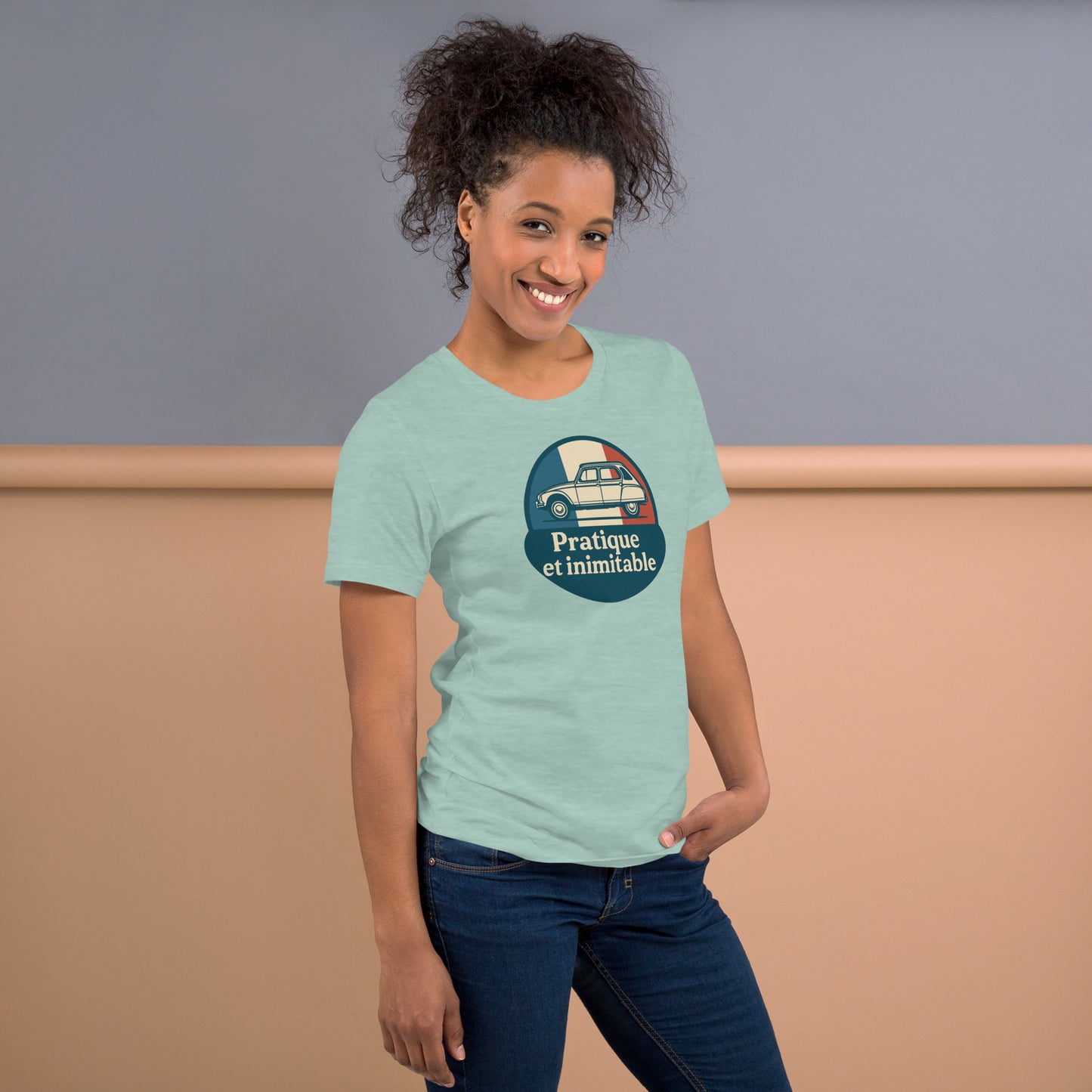 👕 T-shirt “Pratique et Inimitable” – Voor Dyane-liefhebbers met Stijl