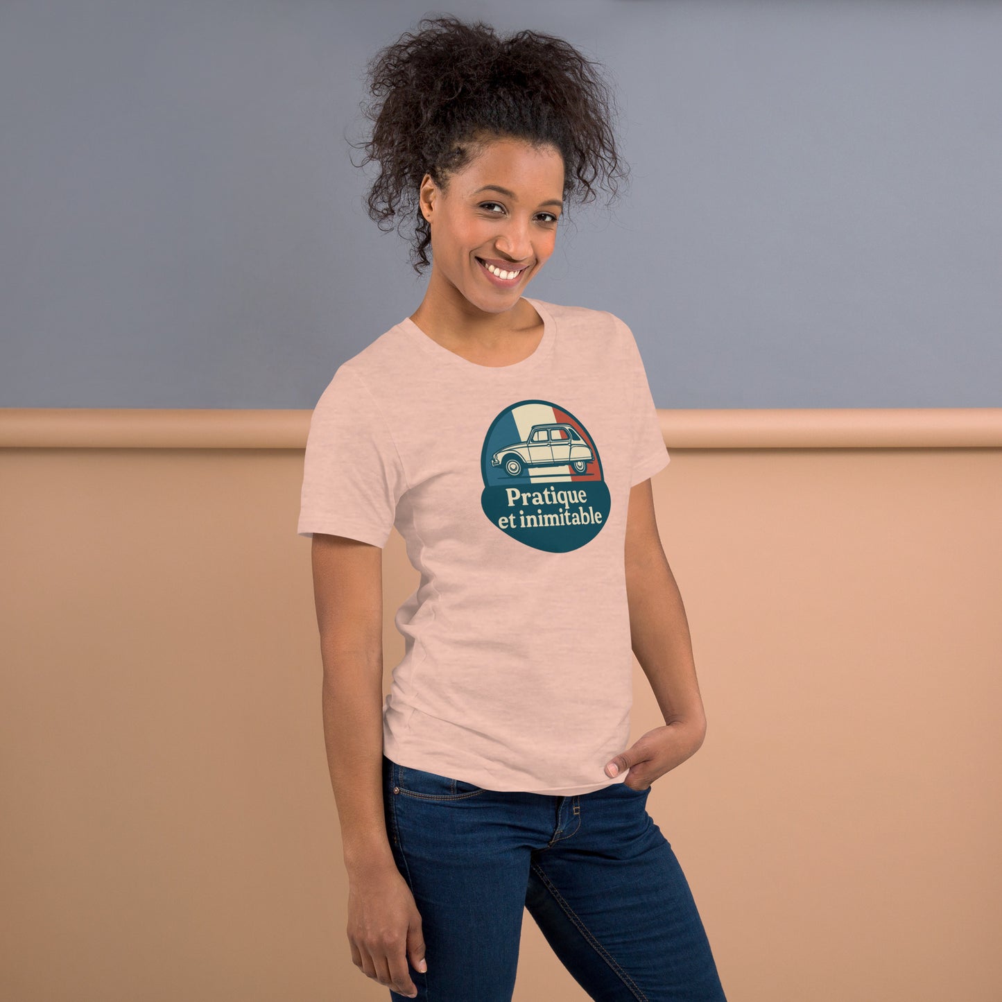 👕 T-shirt “Pratique et Inimitable” – Voor Dyane-liefhebbers met Stijl