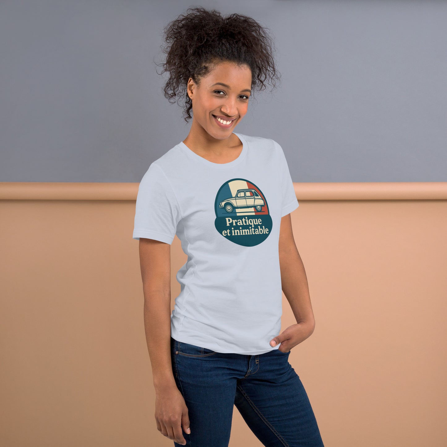 👕 T-shirt “Pratique et Inimitable” – Voor Dyane-liefhebbers met Stijl