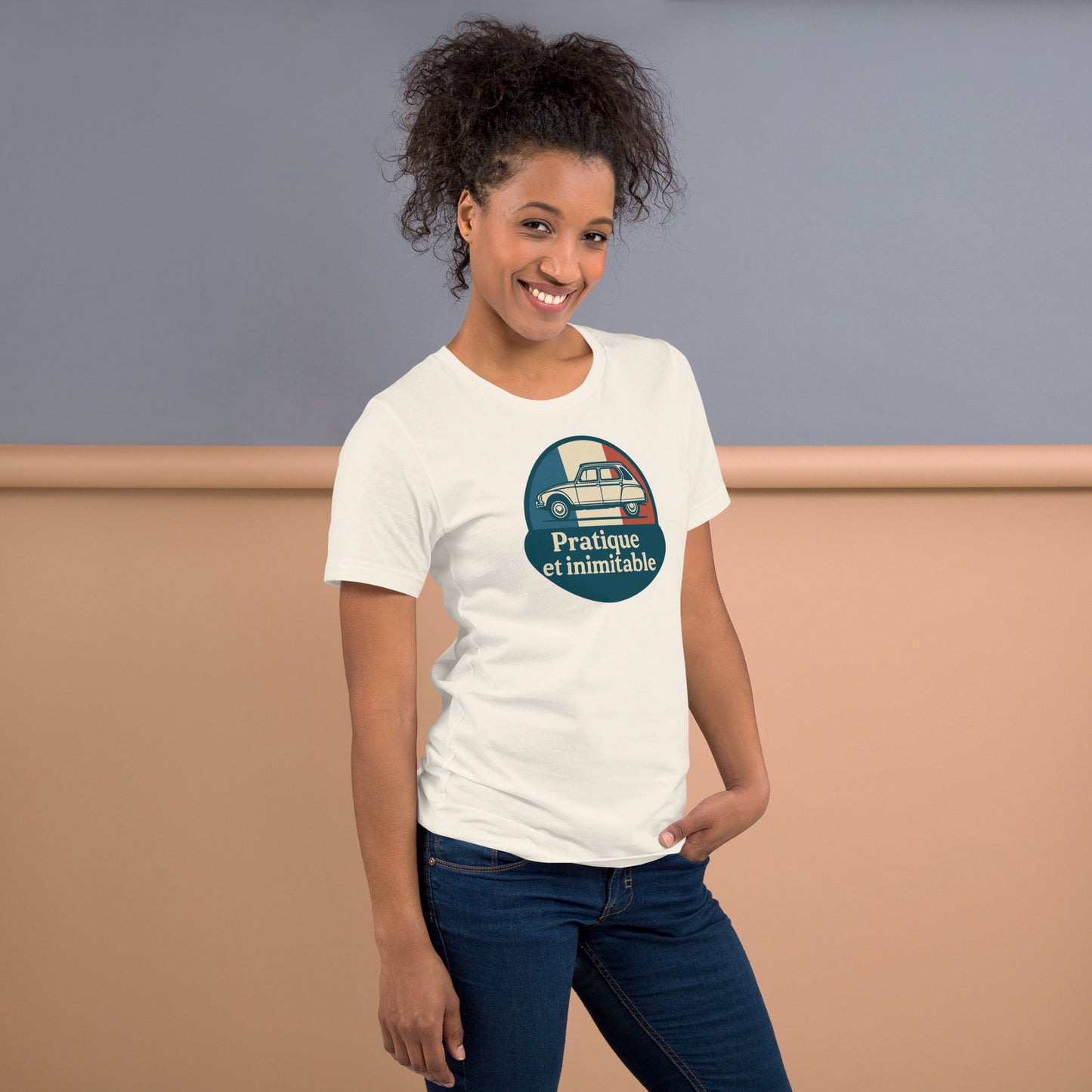 👕 T-shirt “Pratique et Inimitable” – Voor Dyane-liefhebbers met Stijl