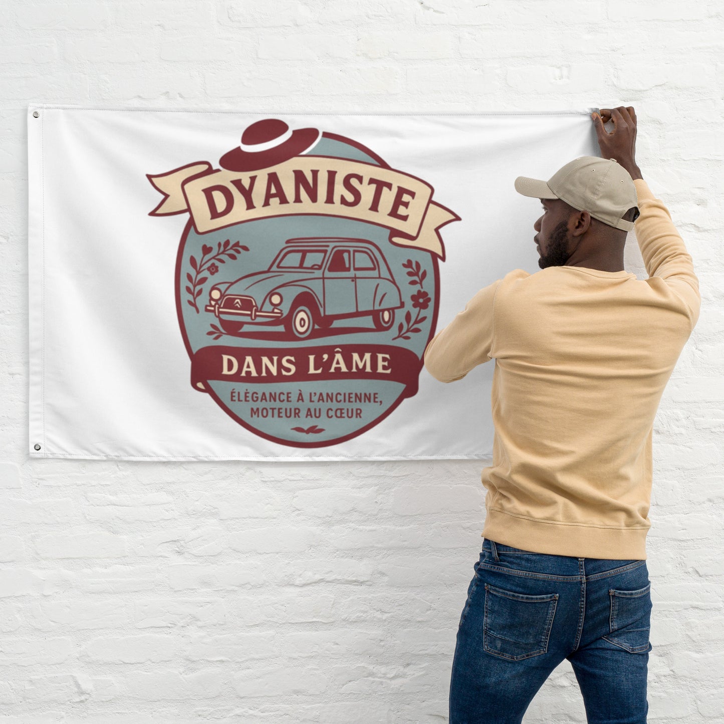 Vlag “Dyaniste dans l’âme” – Elegantie op wielen, nostalgie in stijl
