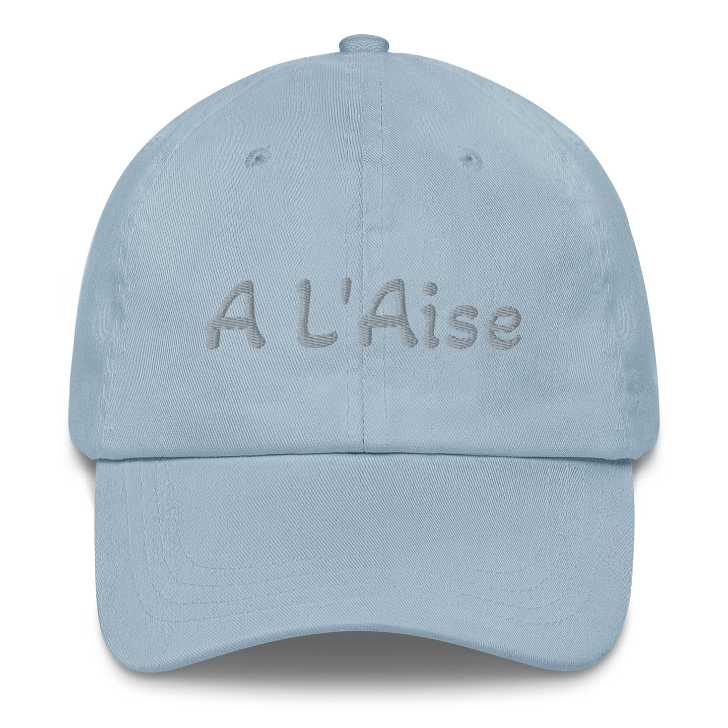 Une casquette brodée L'Aise avec une ACADIANE brodée au DOS - Noir, Marine, Rouge, Gris, L. Bleu ou Blanc