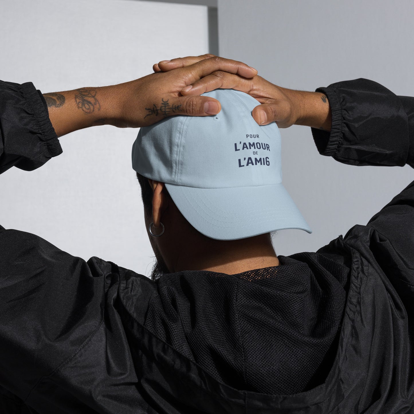 L’amour Dad Cap – Casquette Bleu Clair avec Illustration Typographique « Pour l’Amour de l’AMI6 »